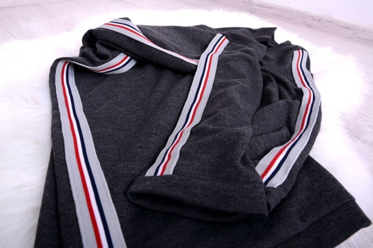 Sportowa sukienka z modnymi lampasami P896