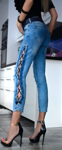Modne jeansy z efektownymi wiązaniami po bokach P375A