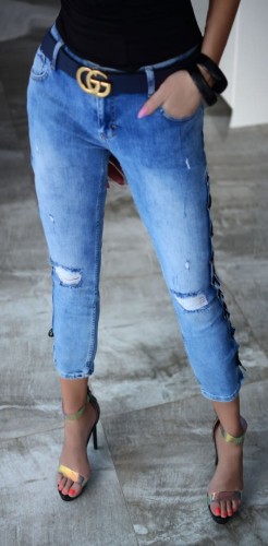 Modne jeansy z efektownymi wiązaniami po bokach P375A