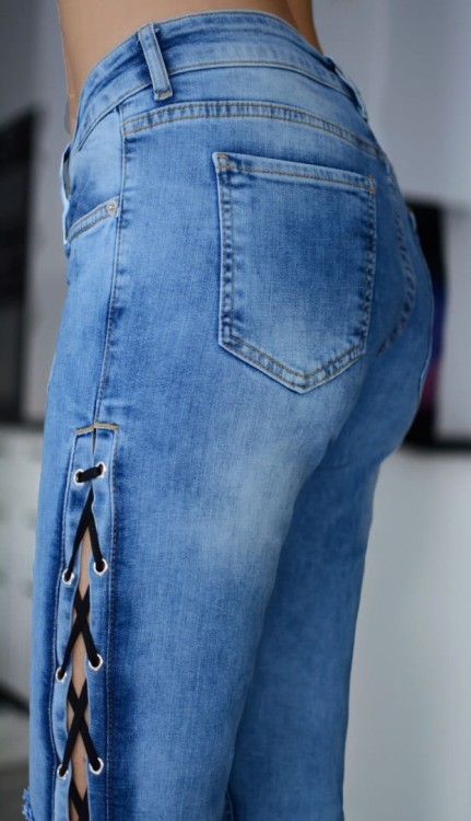 Modne jeansy z efektownymi wiązaniami po bokach P375A