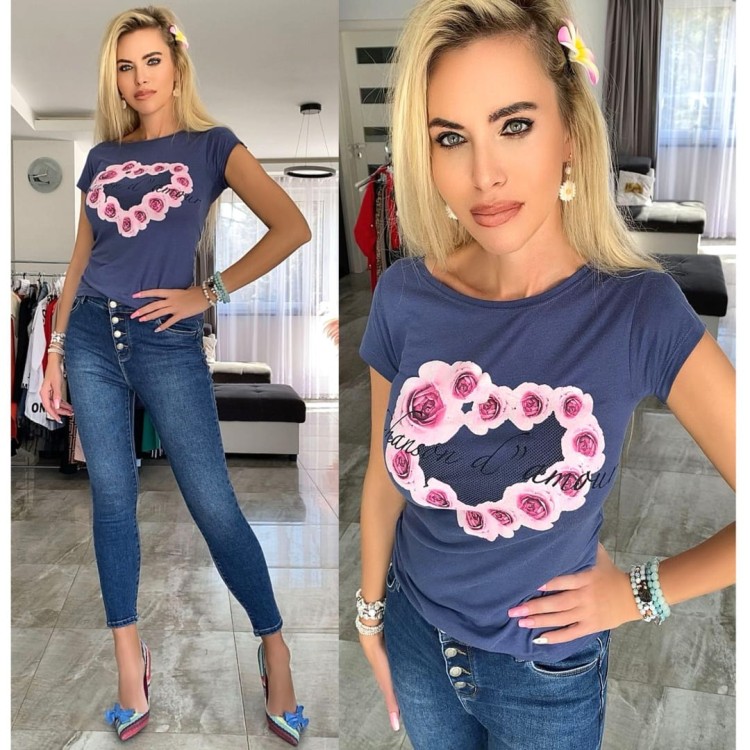 Modny rozciagliwy t-shirt bawełniany z sercem i kwiatkami P634