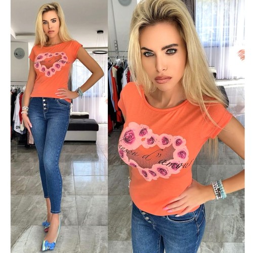 Modny rozciagliwy t-shirt bawełniany z sercem i kwiatkami P634