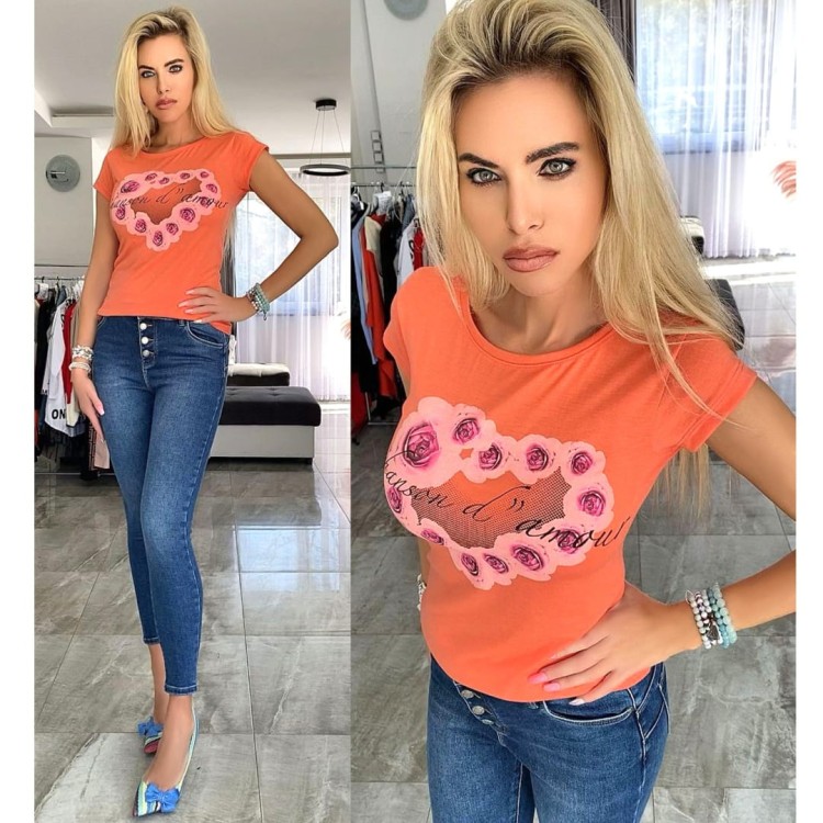 Modny rozciagliwy t-shirt bawełniany z sercem i kwiatkami P634