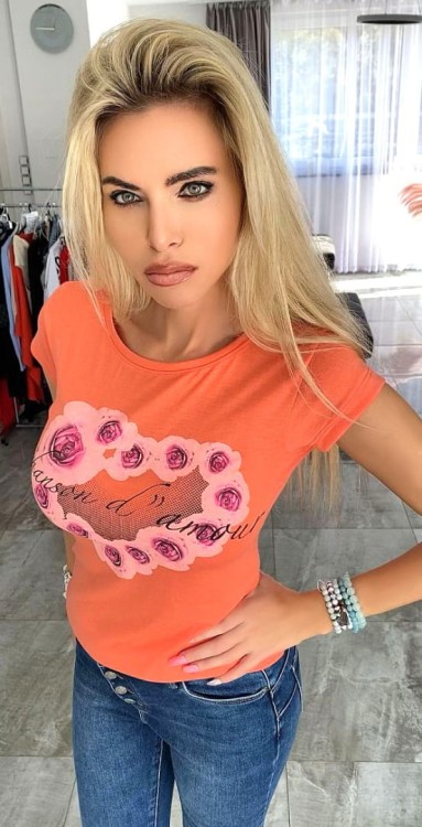 Modny rozciagliwy t-shirt bawełniany z sercem i kwiatkami P634