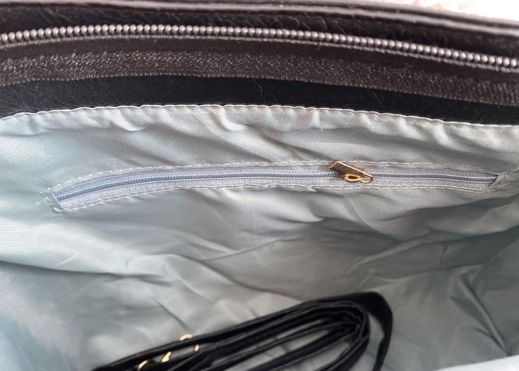 Czarna torebka na pasku i łańcuszku z haftem FB72