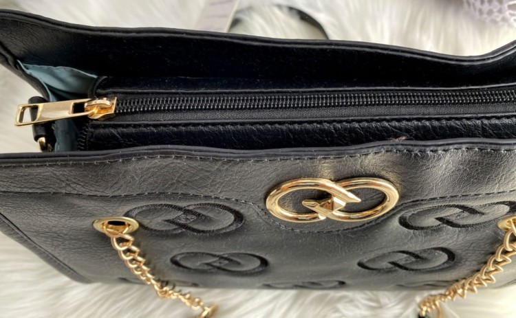 Czarna torebka na pasku i łańcuszku z haftem FB72