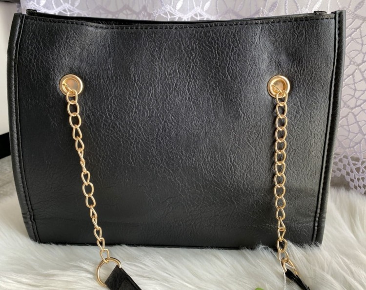 Czarna torebka na pasku i łańcuszku z haftem FB72