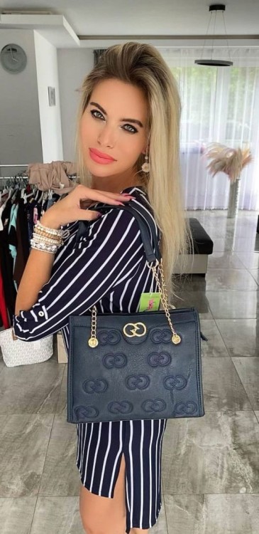 Granatowa torebka na pasku i łańcuszku z haftem FB72