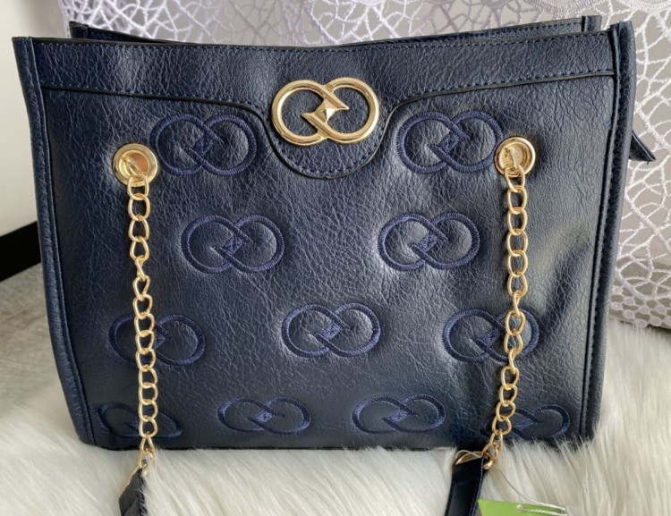 Granatowa torebka na pasku i łańcuszku z haftem FB72