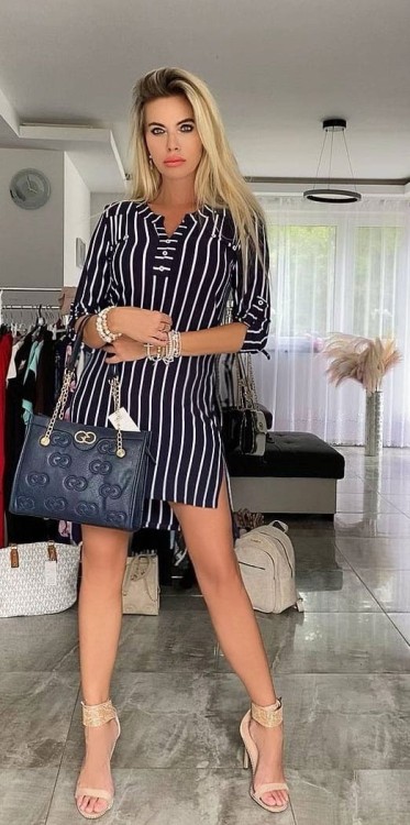 Granatowa torebka na pasku i łańcuszku z haftem FB72