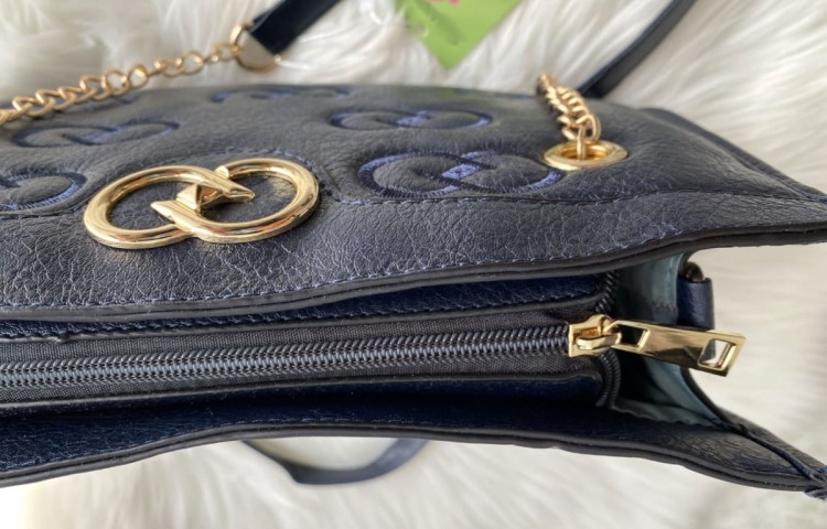 Granatowa torebka na pasku i łańcuszku z haftem FB72