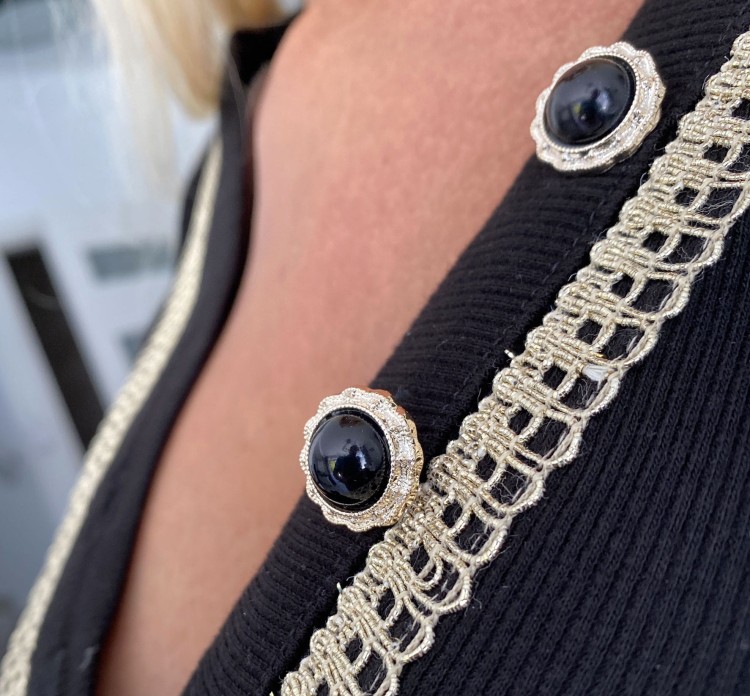 addams-bluzka-dekolt-dekold-sexy-guziczki-czarna-wyszczupla-prążek-złota-guziki-dekolt-wserek-v-sexy.jpg