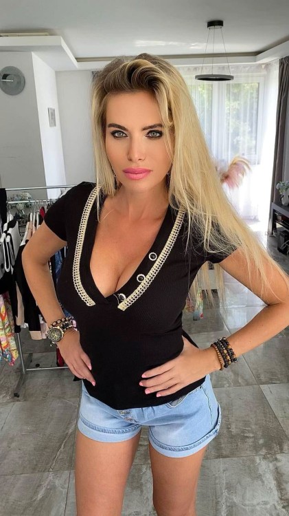 addams-bluzka-dekolt-dekold-sexy-guziczki-czarna-wyszczupla-prążek-złoto.jpg