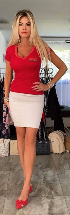 addams-czerwona-bluzka-kieszeń-serek-dekolt-sexy-elastyczna-kieszeń.jpg