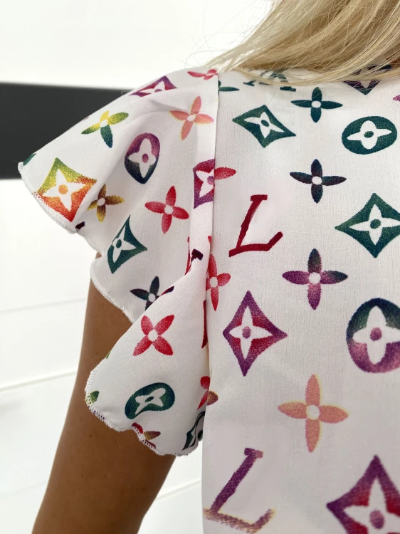 addams-bluzla-letnia-rękaw-falbanka-literki-print-stylowa-lato-2026-nadruk-modne-litery.jpg