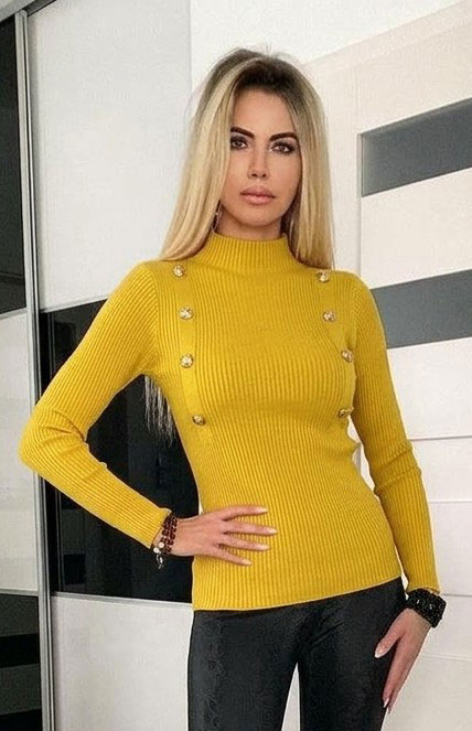 addams-sweter-sweterek-moły-guziki-półglf-niebieski-chabrowy-guziki-beż-śmietanka-ivo-żółtyr.jpg